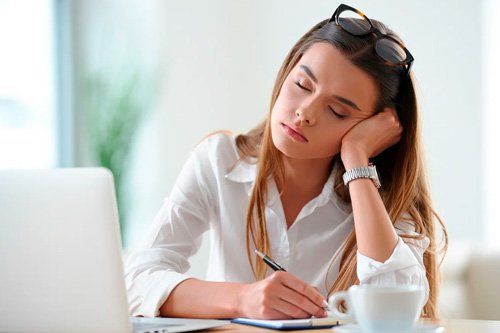 Девушка уснула на руке