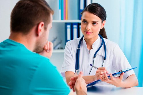 Доктор что-то говорит пациенту